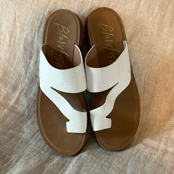 Blowfish Shoes - Women’s white sandals with toe loop. Size 9